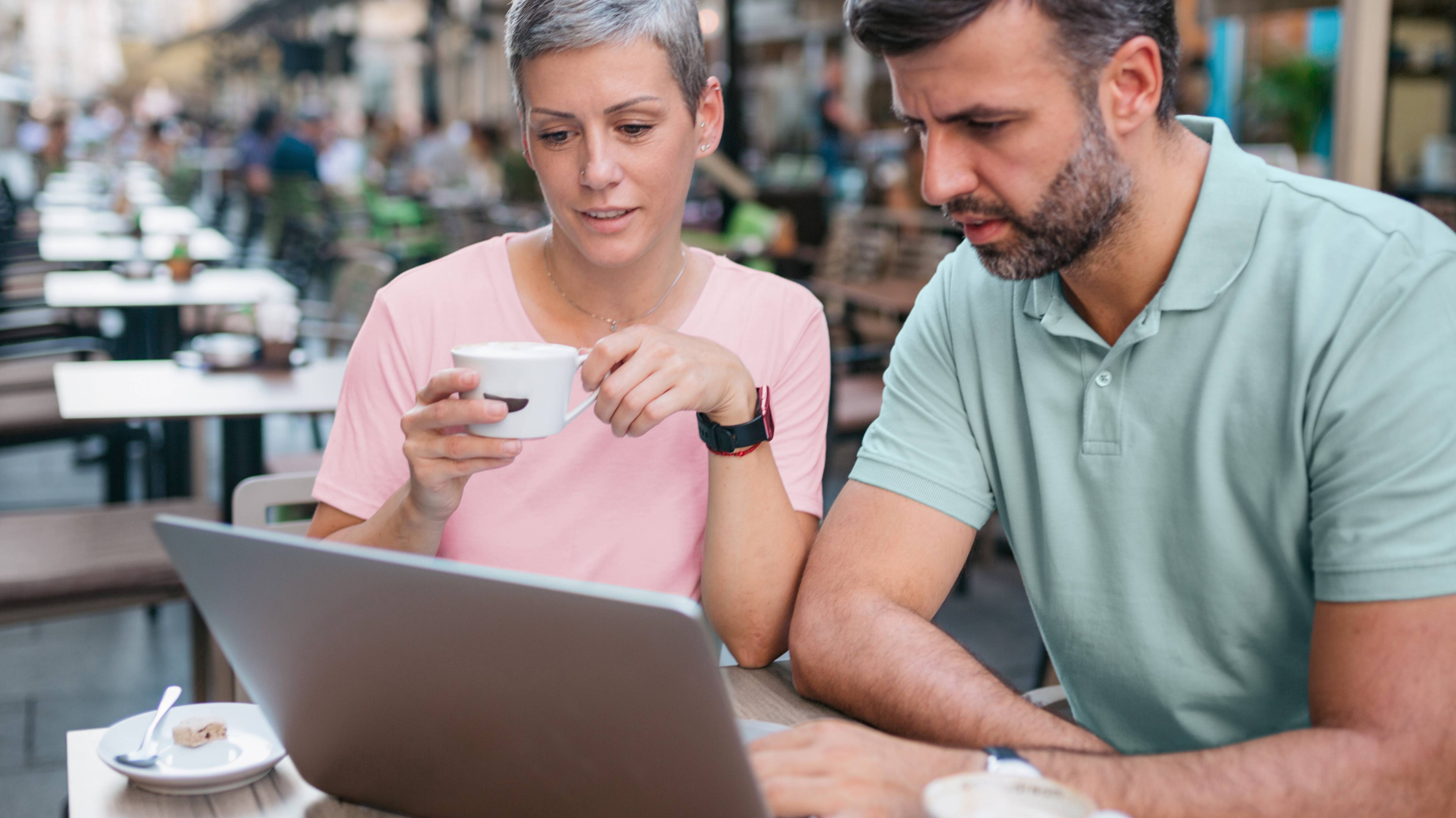 Nutzen Sie die freien Tage mit einem guten Kaffee und bauen Sie jetzt Ihre Homepage mit der passenden Domain.