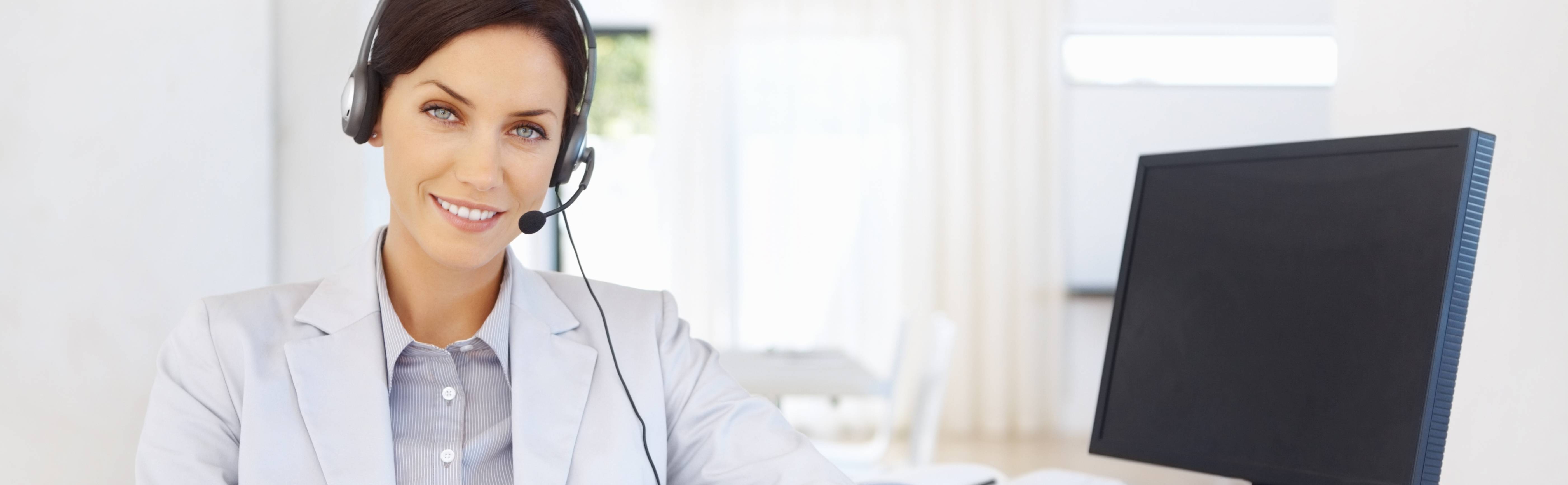 frau im Office mit Headset