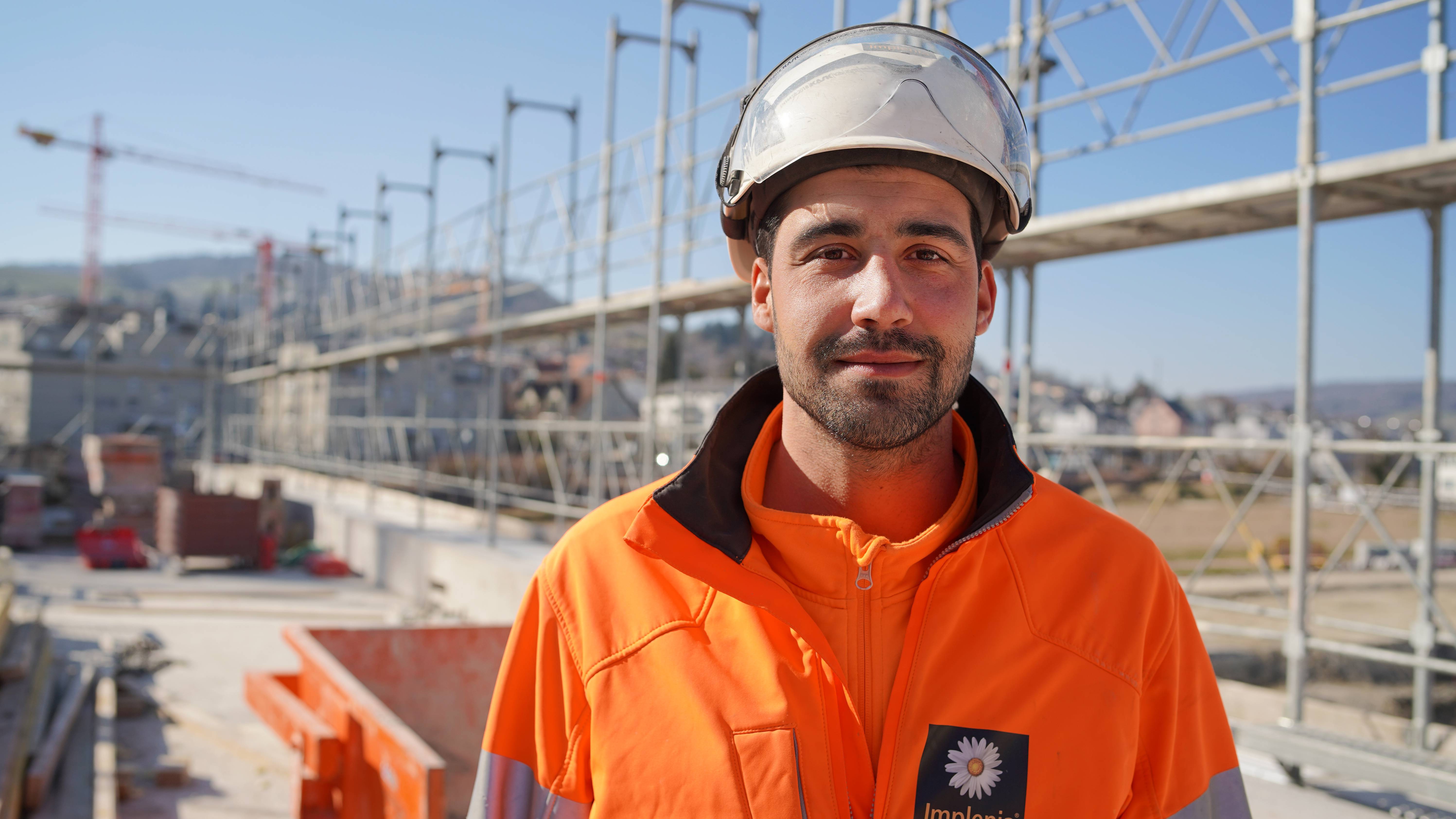 Stimmungsbild: Ein Bauarbeiter auf dem Datacenter Campus Bau