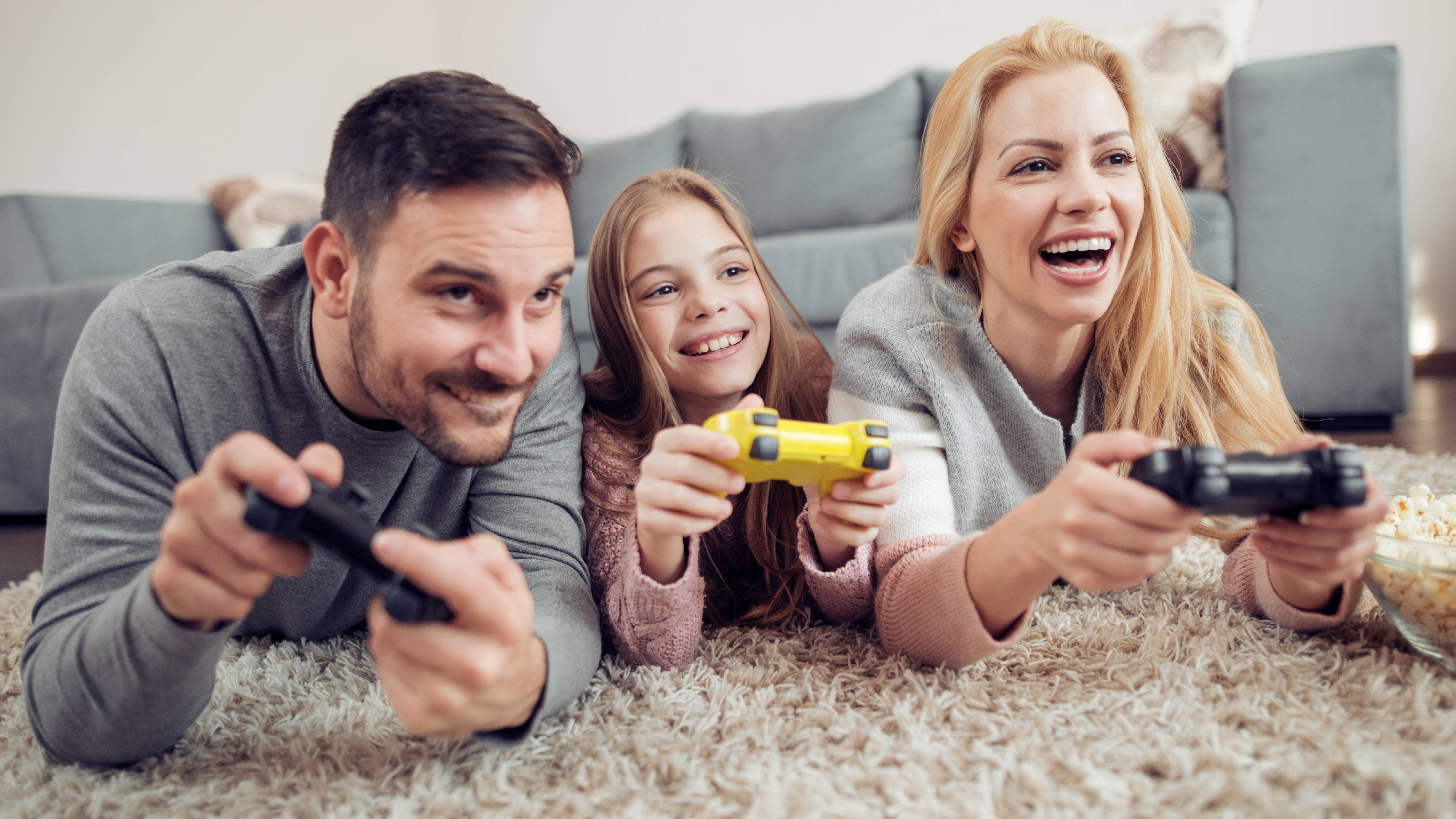 Fröhliche Familie spielt Videospiele mit schnellem Internet von Green