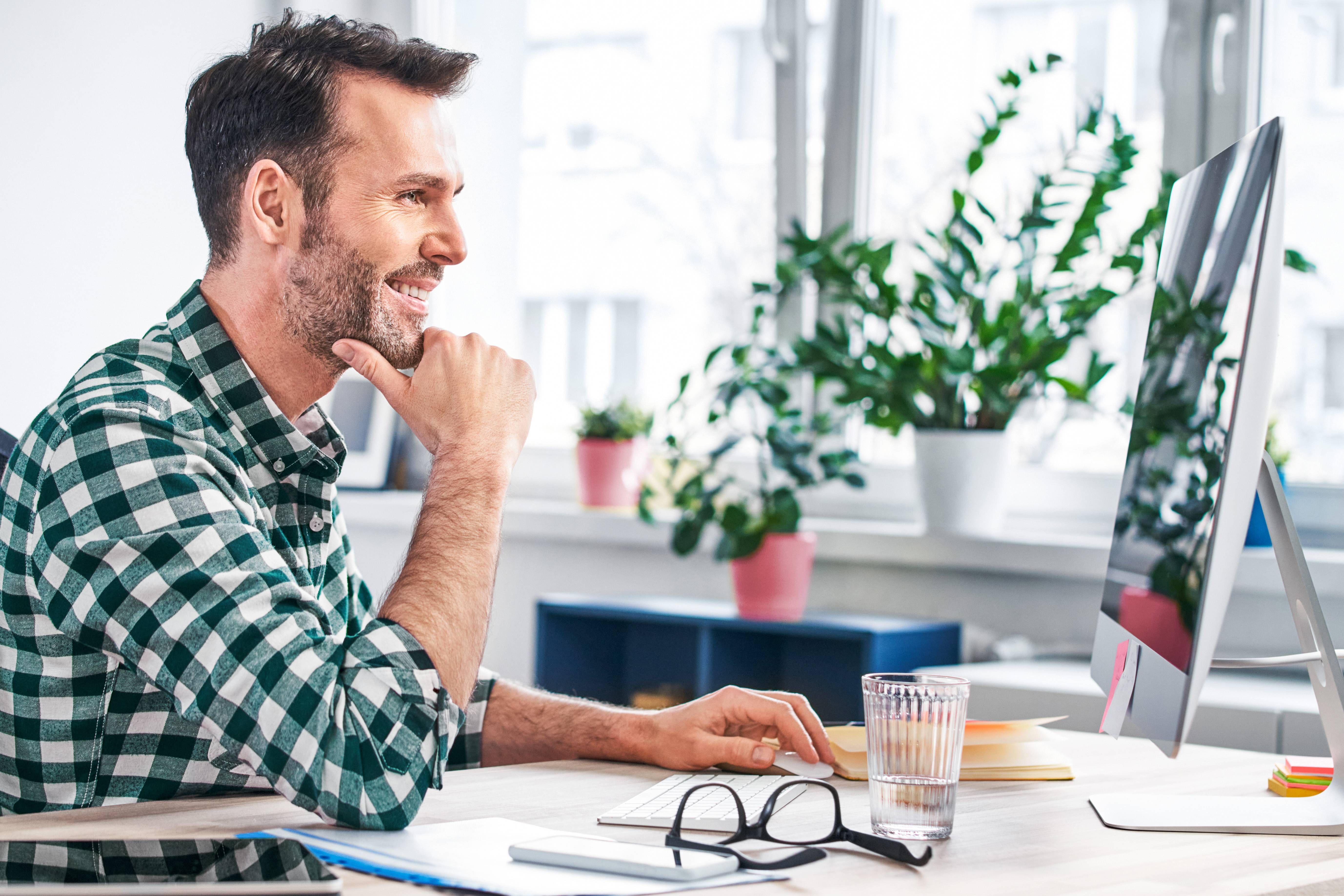 Man sits at monitor and wants to create a web page