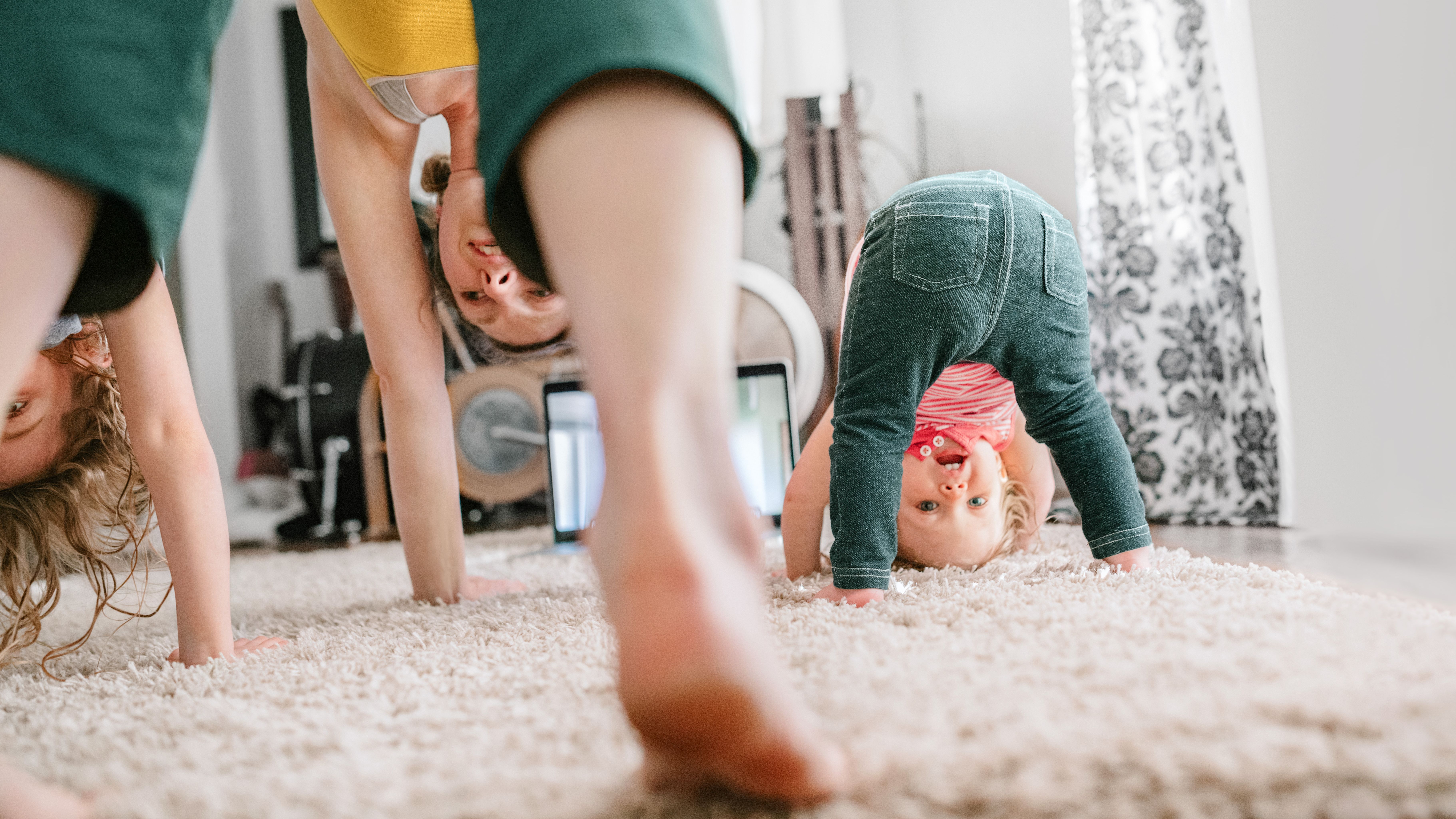 Mutter mit Kindern macht Joga zu Hause