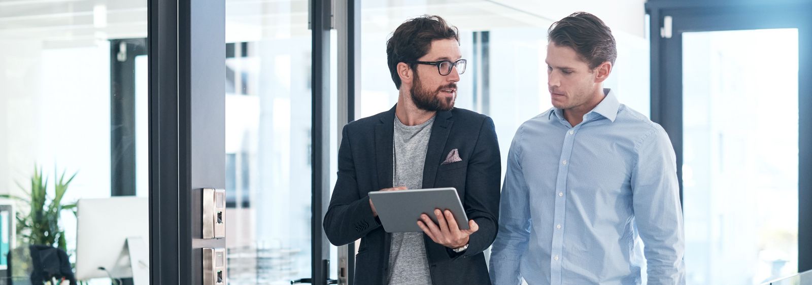 Zwei Männer in einem Office am besprechen