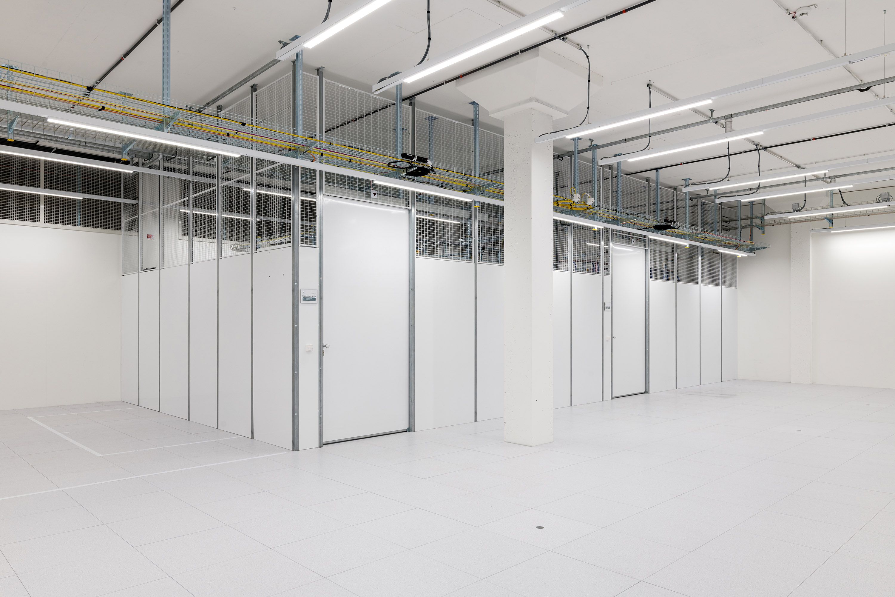 Green Datacenter leerer Raum mit Cages