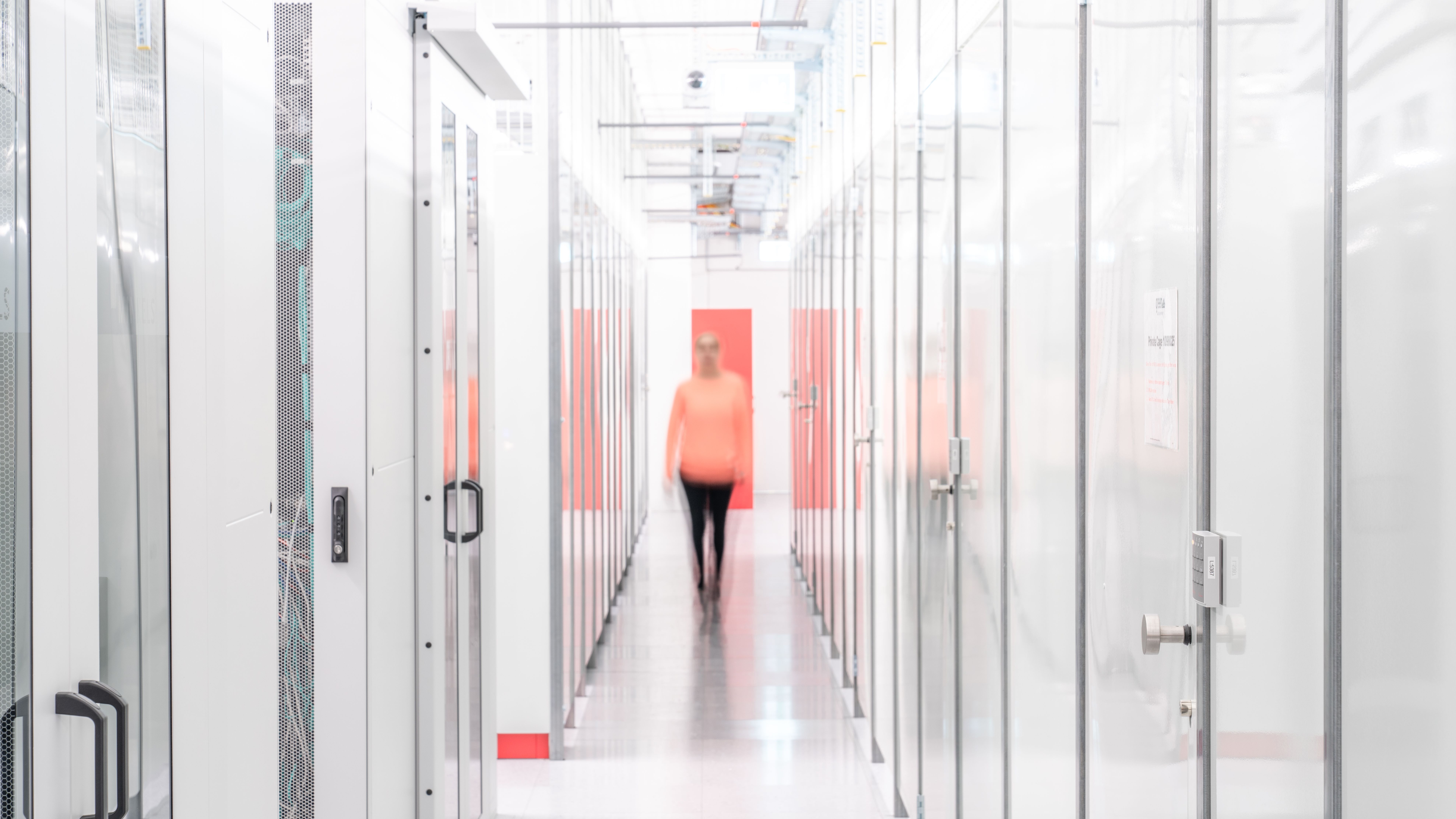 Datacenter Cage Gang mit Frau