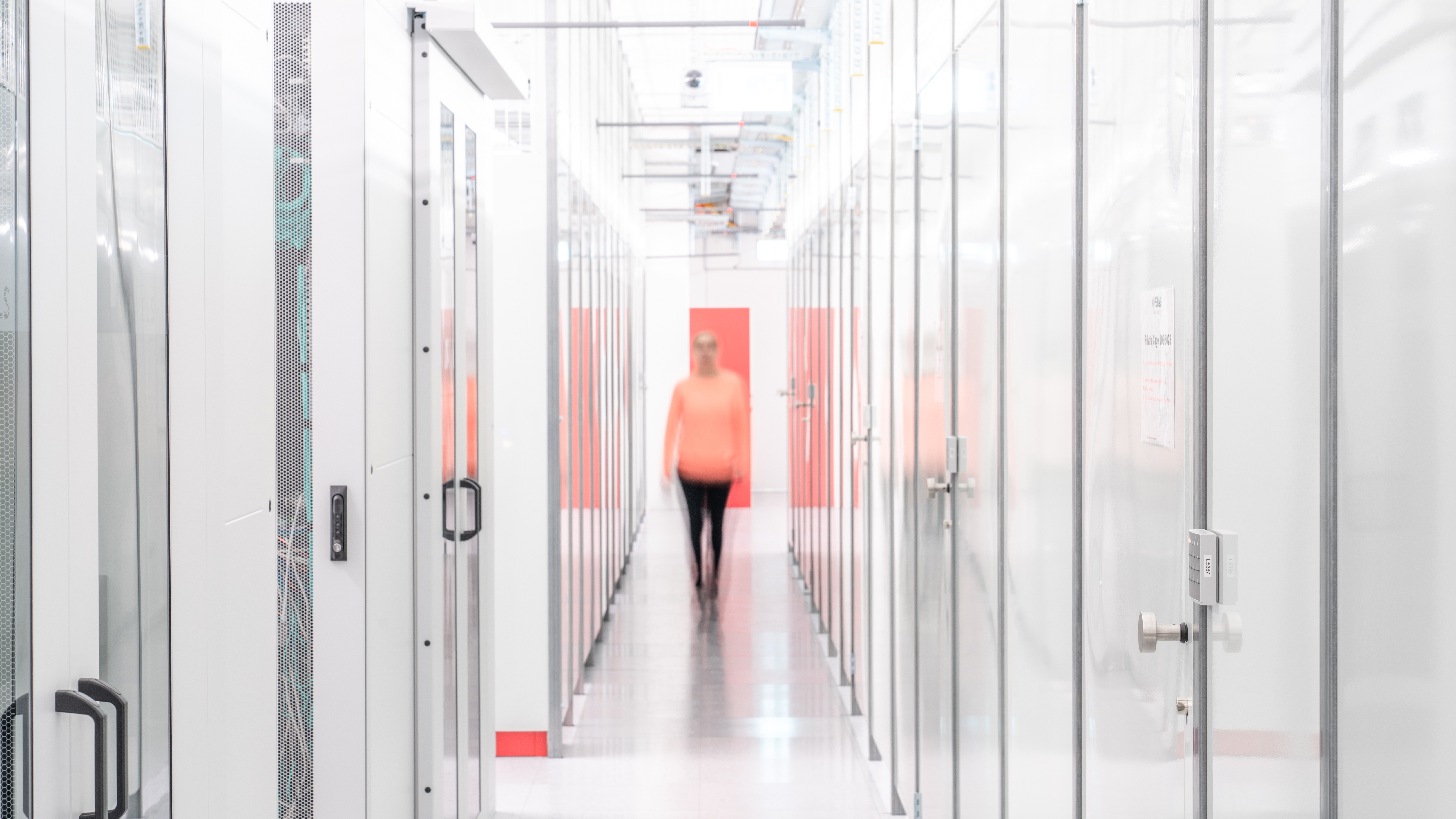 Datacenter Cage Gang mit Frau